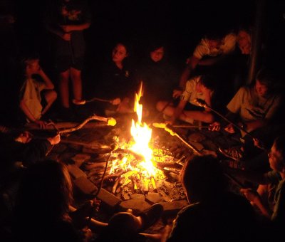 Lagerfeuer mit Stockbrotbacken bei der Jugendfreizeit